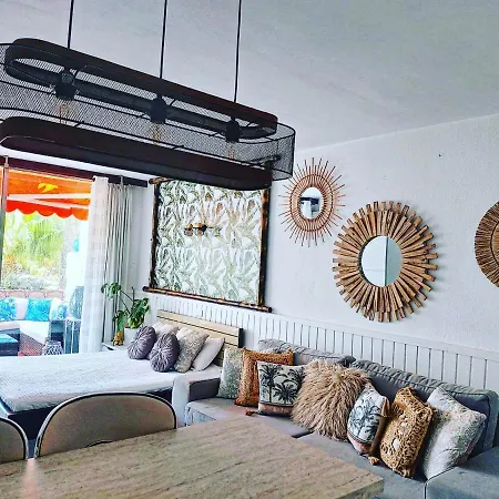 Tropical Garden View With Pool Apartmán